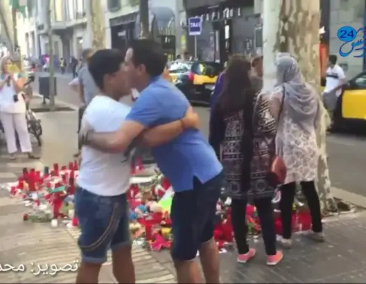 مغربي ببرشلونة يرفع لافتة مكتوب عليها أنا مسلم ولست إرهابي عانقني