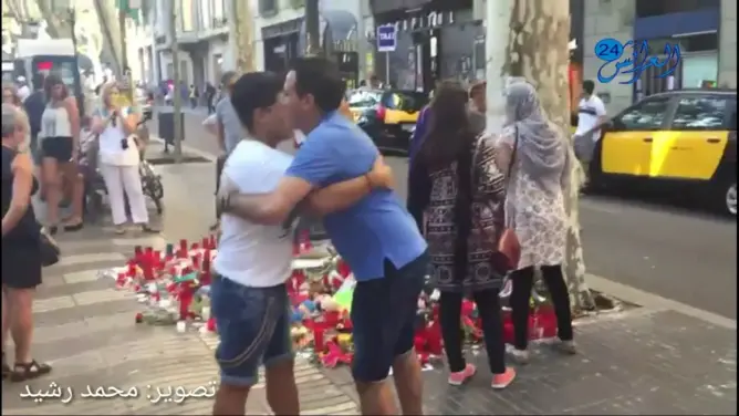 مغربي ببرشلونة يرفع لافتة مكتوب عليها أنا مسلم ولست إرهابي عانقني