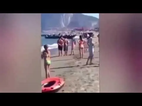 شاهد لقطات صادمة لـ “مهربين” ينقلون المخدرات أمام السياح