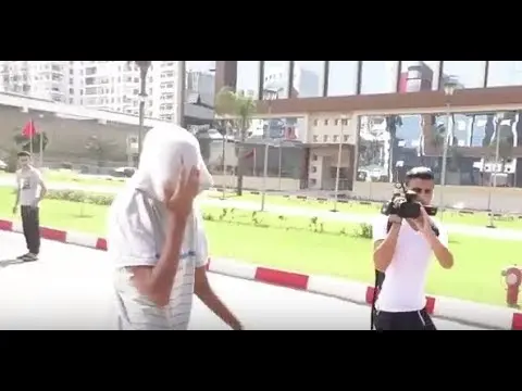 لحظة خروج أصغر مشتبه به في قضية إغتصاب فتاة بطوبيس في كازا