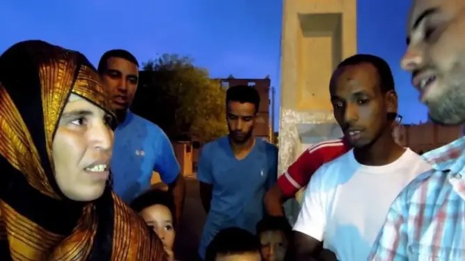 شباب بزاكورة يدخلون الفرحة على قلب سيدة عبر كاميرا خفية مختلفة