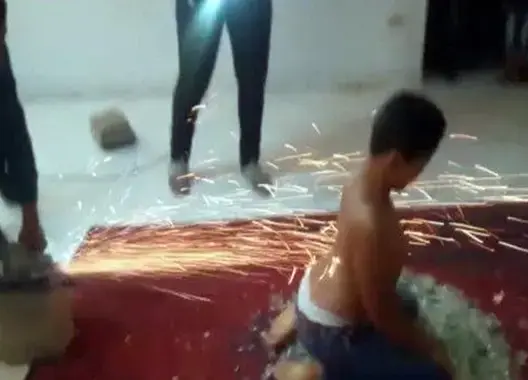 طفل مصري “خارق” يجر السيارات ولا تحرقه النار! (فيديو)