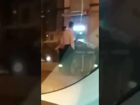 فضيحة: إنزال مريض من سيارة الإسعاف لسحب النقود من شباك بنكي (فيديو)