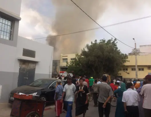 حريق بالقنيطرة يأتي على معمل للأفرشة .. والنيران تصل لمنازل مُجاورة (فيديو)