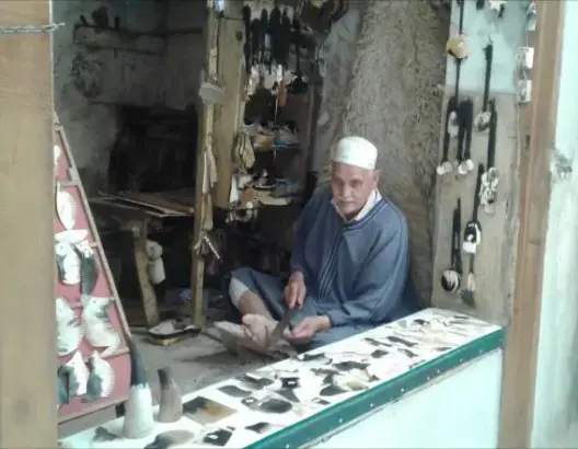 المشط التقليدي .. صناعة فاسية تقاوم الانقراض
