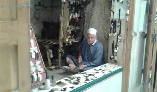 المشط التقليدي .. صناعة فاسية تقاوم الانقراض