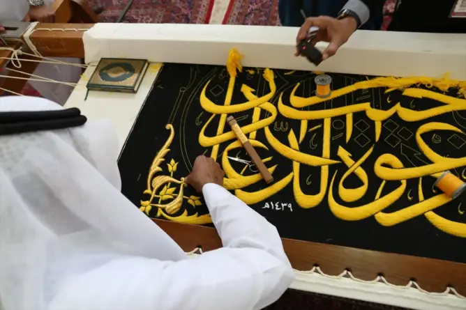 بالصور.. الكعبة المشرفة تستعد لارتداء كسوتها الجديدة