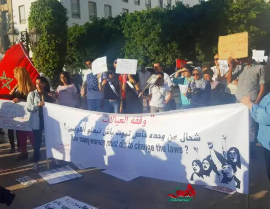 فتيات يرفعن شعارات منددة بالتحرش أمام البرلمان وينتقدن الحقاوي (فيديو)