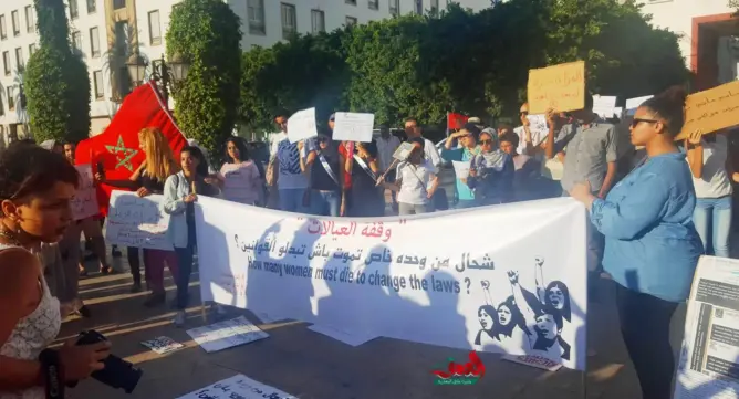 فتيات يرفعن شعارات منددة بالتحرش أمام البرلمان وينتقدن الحقاوي (فيديو)