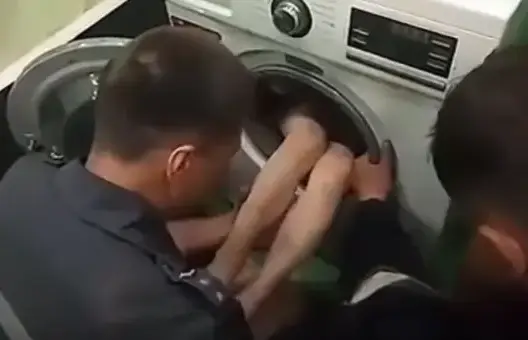 طفل علق في غسالة ملابس.. شاهد كيف تم إنقاذه (فيديو)