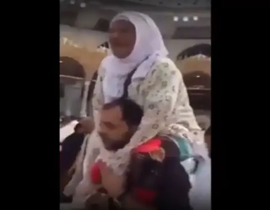 مؤثر: ‫شاب يحمل والدته ويطوف بها حول الكعبة وهو صائم اسمع ما قالت له