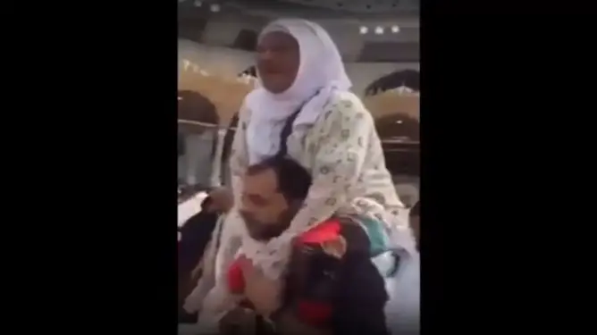 مؤثر: ‫شاب يحمل والدته ويطوف بها حول الكعبة وهو صائم اسمع ما قالت له