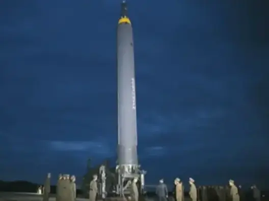 شاهد الصاروخ الكوري الشمالي الذي أرعب العالم (فيديو)