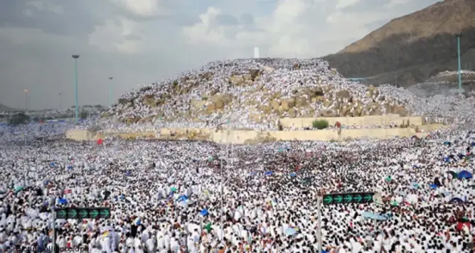 جموع حجاج بيت الله الحرام يقفون اليوم على صعيد عرفة