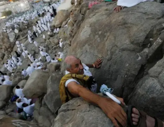 بالصور.. حجاج يتلمسون عطر النبي محمد فوق جبل الرحمة