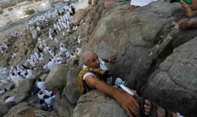 بالصور.. حجاج يتلمسون عطر النبي محمد فوق جبل الرحمة