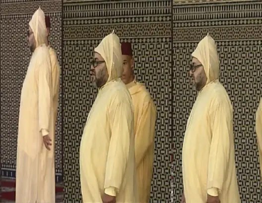 الملك يوجه ولي العهد للوقوف على جانبه الأيسر في حفل استقبال تهاني عيد الأضحى