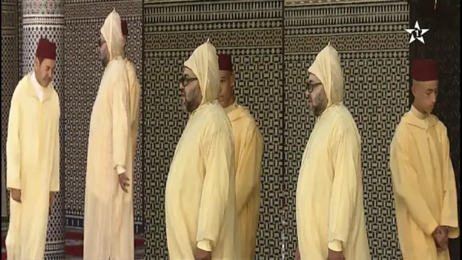 الملك يوجه ولي العهد للوقوف على جانبه الأيسر في حفل استقبال تهاني عيد الأضحى