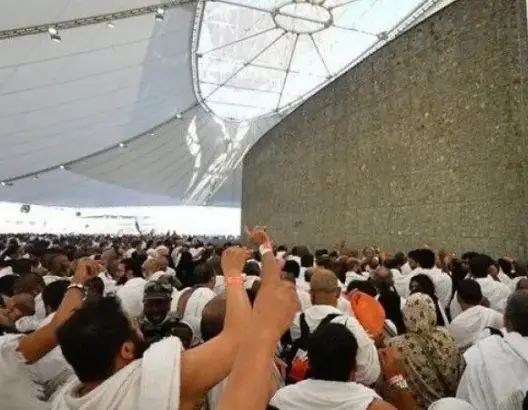 حجاج بيت الله يرمون جمرة العقبة في أول أيام عيد الأضحى