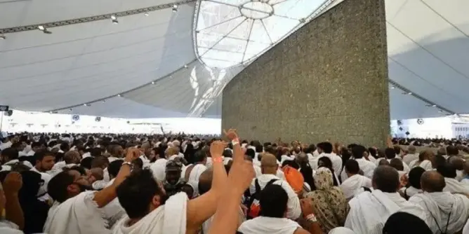 حجاج بيت الله يرمون جمرة العقبة في أول أيام عيد الأضحى