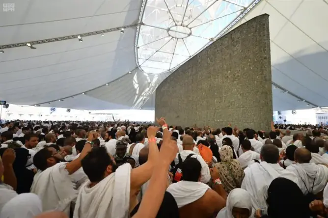 حجاج بيت الله الحرام يرمون الجمرات في ثاني أيام التشريق