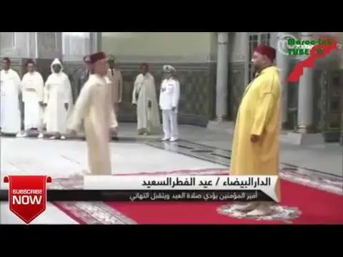 شاهد مولاي الحسن يرتبك أمام الملك ويقبل يده