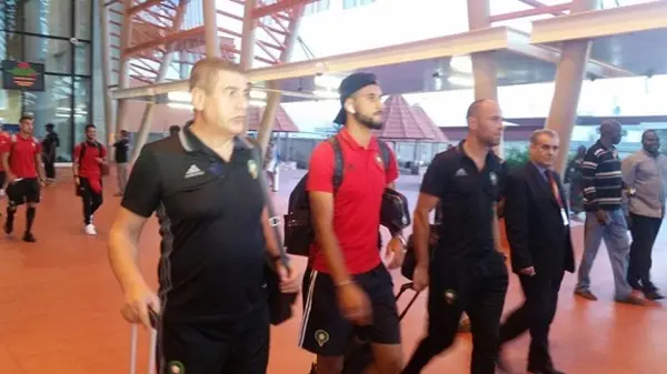 بالصور .. الأسود يصلون باماكو لمواجهة مالي