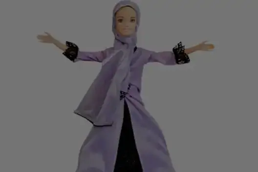“باربي” الإسلامية تجتاح الأسواق الخليجية لتلاوتها القرآن (فيديو)
