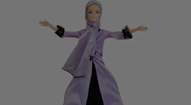 “باربي” الإسلامية تجتاح الأسواق الخليجية لتلاوتها القرآن (فيديو)
