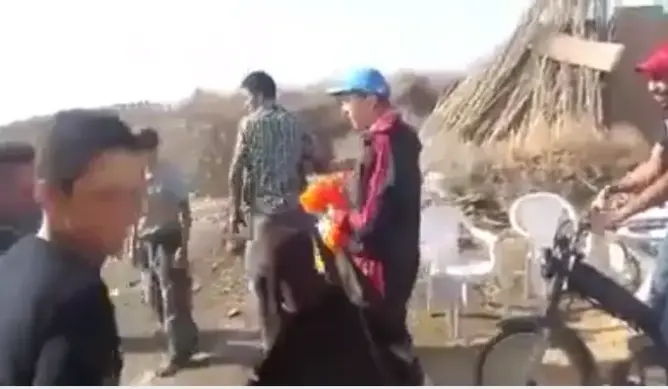 شاهد سباق “للحمير”.. كلشي على المعلق