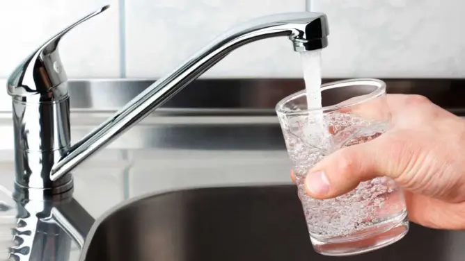 تقرير فرنسي يرسم صورة قاتمة عن السياحة بالمغرب.. مياه الصنبور غير صالحة حتى لغسل الأسنان