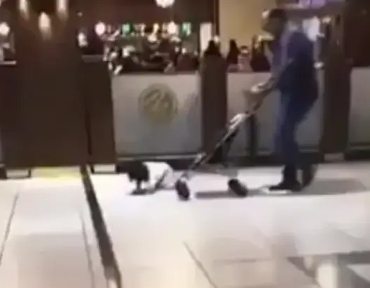 رجل ينهال ضربا على طفله بالعربة في أحد المجمعات التجارية بالسعودية (فيديو)