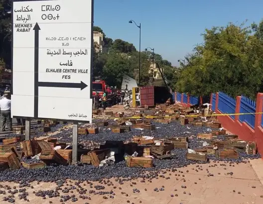 انقلاب شاحنة بمنحدر “الموت” بالحاجب تشعل احتجاجات (صور)