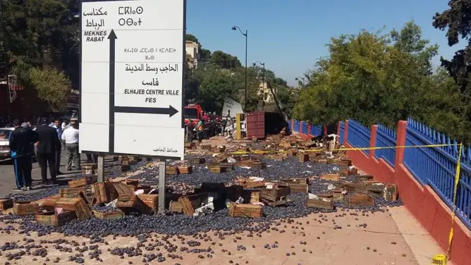 انقلاب شاحنة بمنحدر “الموت” بالحاجب تشعل احتجاجات (صور)