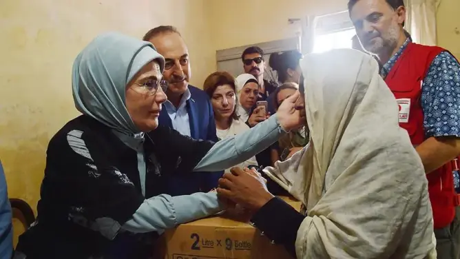 في ظل الصمت العربي.. زوجة أردوغان تزور مسلمي الروهينغا (فيديو)