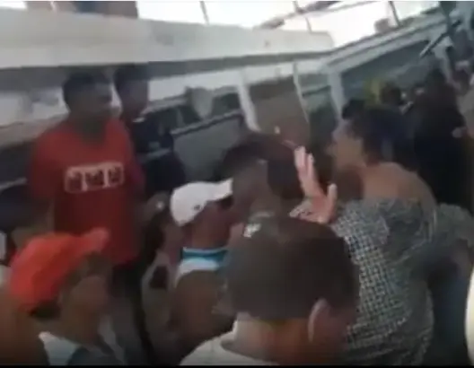 شاهد قائد يتعرض لاعتداء بالسلاح الأبيض رغم وجود رجال السلطة