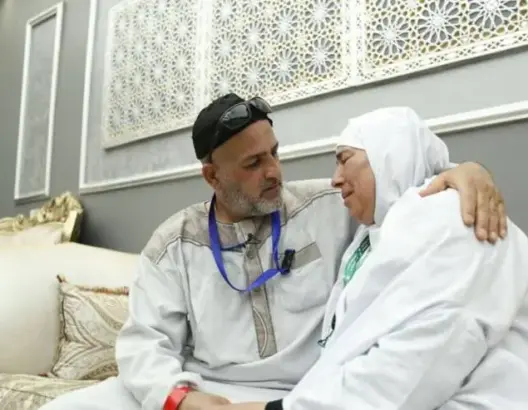 بعد فراق 15 عاما .. شقيقان يلتقيان صدفة في مخميات منى بمكة المكرمة