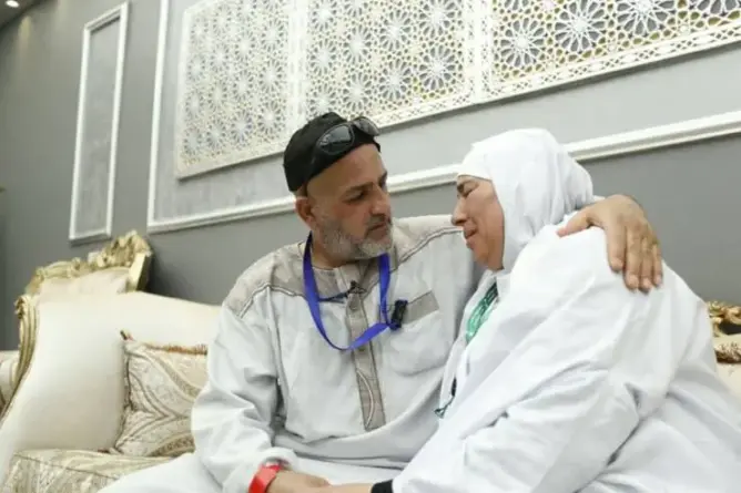 بعد فراق 15 عاما .. شقيقان يلتقيان صدفة في مخميات منى بمكة المكرمة