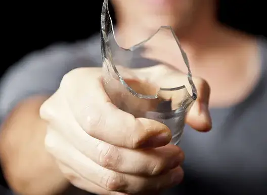 انتقد زوجته بمثل شعبي .. فغرست كأس زجاجية في رأسه!