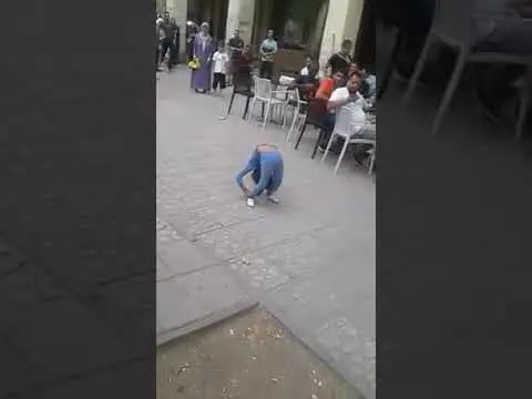 شاهد شاب وطفلة يبهرون المارة بمقهى بمدينة فاس
