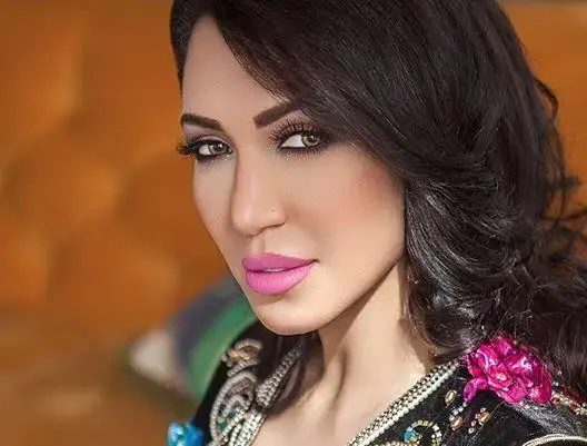 استجابة لدعوة الشيخ القزابري.. لمنور تعلن تبرعها بتكاليف “العمرة” لصندوق كورونا (فيديو)