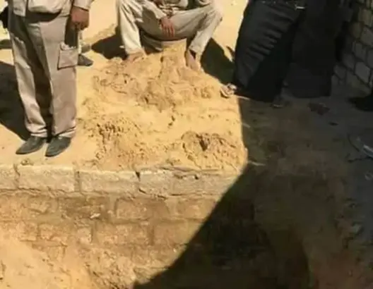 يقتل زوجته الثانية ويدفن ابنتهما حية