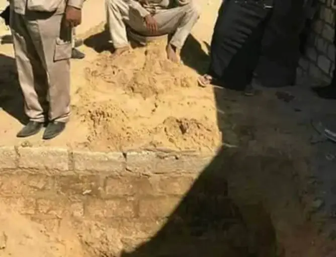 يقتل زوجته الثانية ويدفن ابنتهما حية