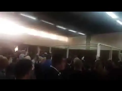 بالفيديو.. نشطاء يرفعون شعارت من داخل جلسة المحاكمة بالبيضاء