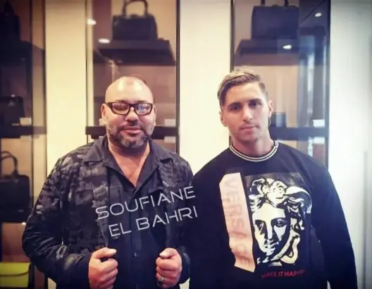 الملك يظهر في صورة جديدة بعد إزالته ضمادة العين