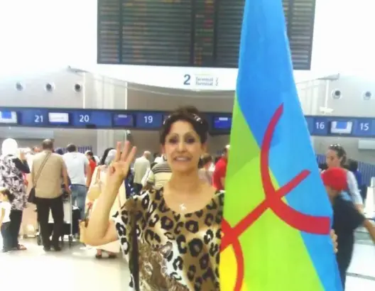 الناشطة مزان تعانق الحرية بعد قضائها لشهرين حبسا بسجن “الزاكي”