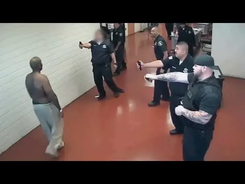 شاهد مواجهة بين سجين و 20 حارس في أحد السجون