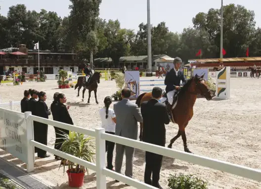 هذا هو الكولونيل الفائز بجائزة الملك محمد السادس للقفز على الحواجز بتطوان