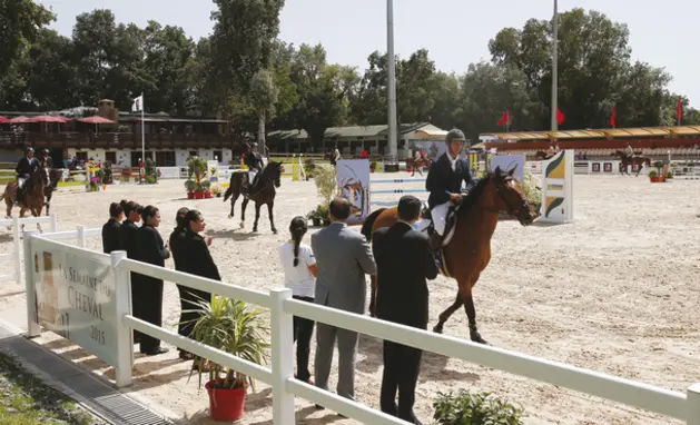هذا هو الكولونيل الفائز بجائزة الملك محمد السادس للقفز على الحواجز بتطوان