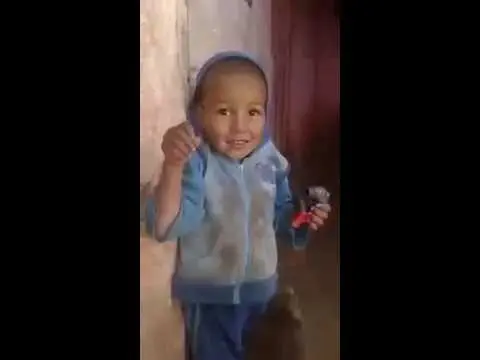 شاهد الطفل الذي أدخل الفرحة في قلوب كل من شاهده